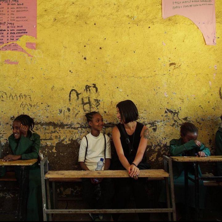 ヨシダナギさん、アフリカの子どもたちと触れ合う