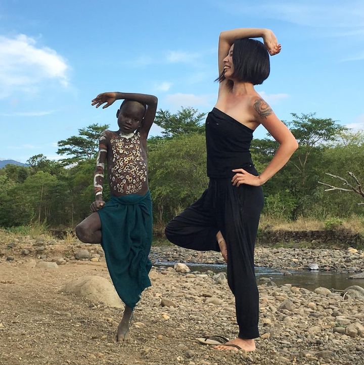 ヨシダナギさん、アフリカの子どもたちとポーズをきめる