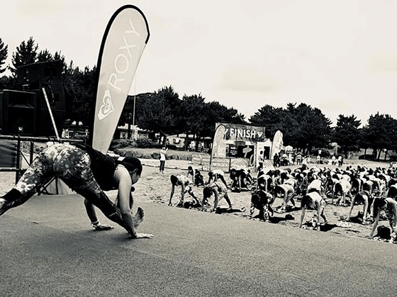 ROXYイベントにてヨガをレクチャーする酒井孝子さん