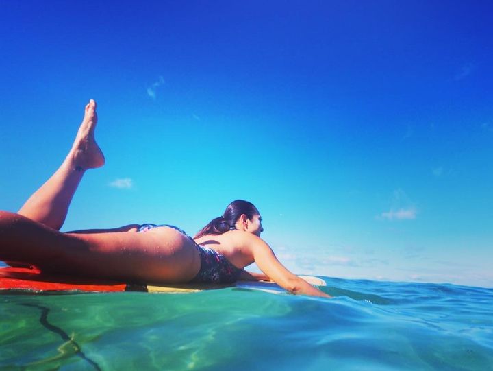 SUPヨガをする酒井孝子さん