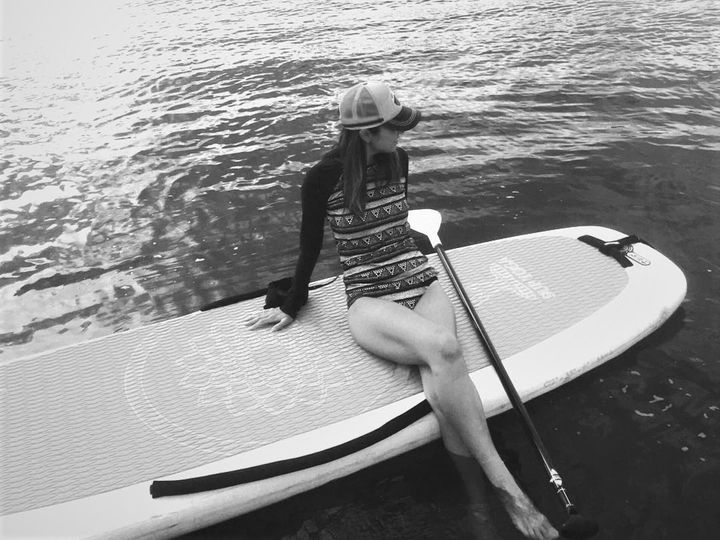 SUPヨガをする酒井孝子さん