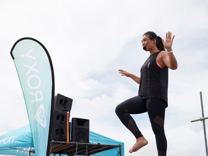 ROXYイベントにてヨガをレクチャーするTAMAOさん