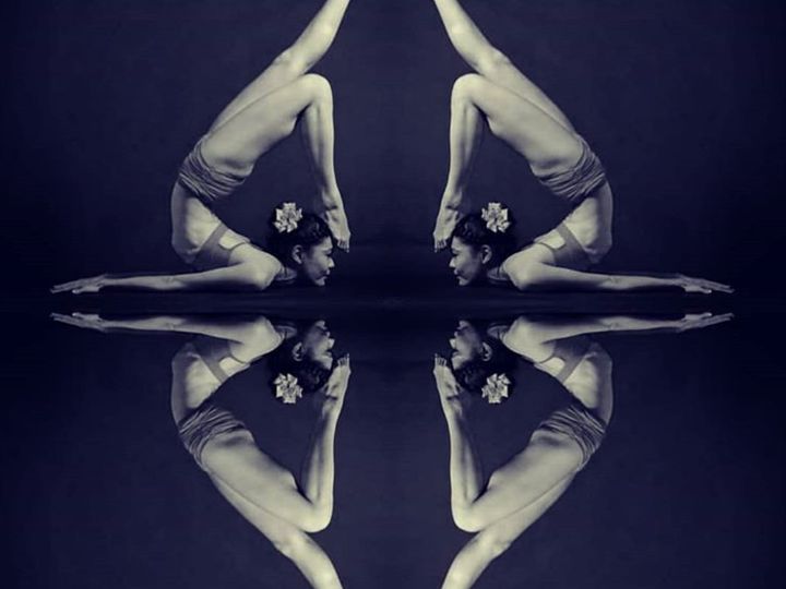 ヨガをする三和由香利さん