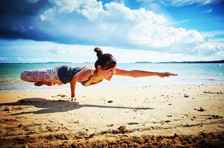 ビーチでヨガをする三和由香利さん