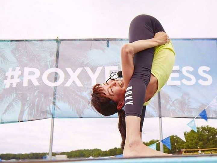 ROXYイベントにてヨガをする三和由香利さん
