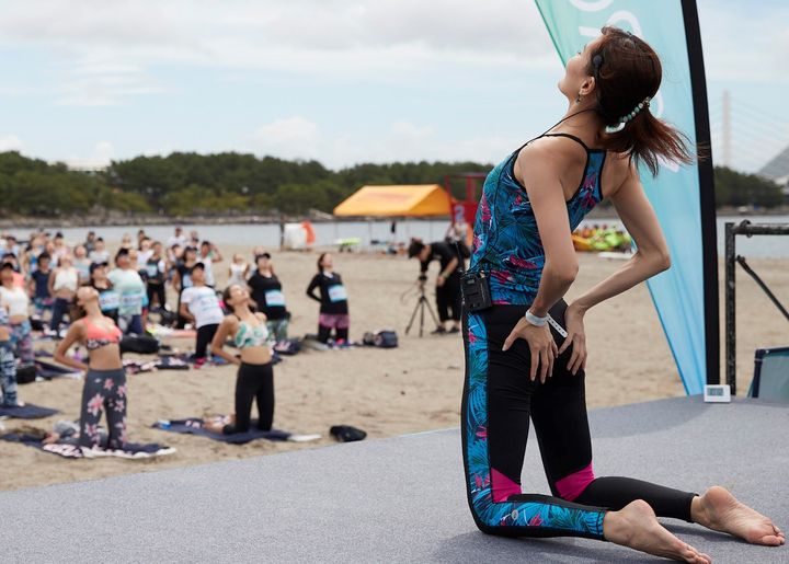 ROXYイベントにてヨガをレクチャーする三和由香利さん