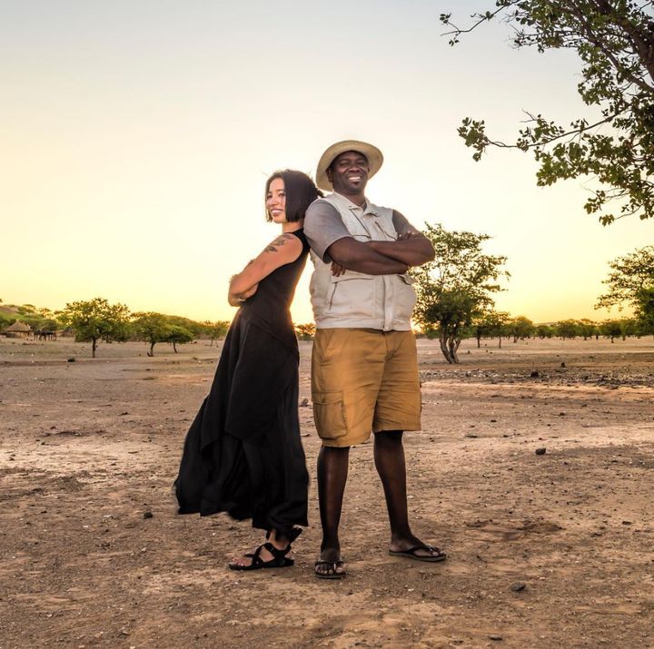 アフリカの方と肩を並べるヨシダナギさん