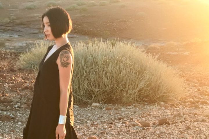 夕日の中にいるヨシダナギさん