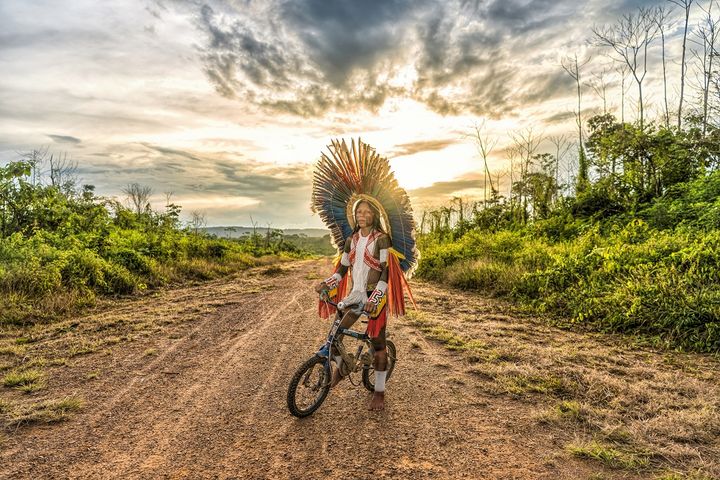 自転車にまたがるアフリカの少数民族