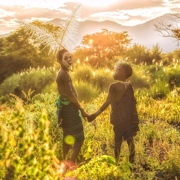手をつなぐアフリカの少数民族の子供たち