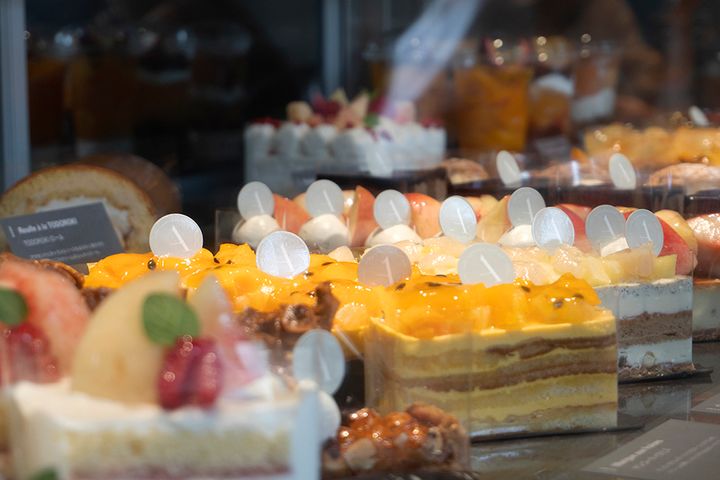 ケーキが宝石のようにキレイに見える設計が施されている