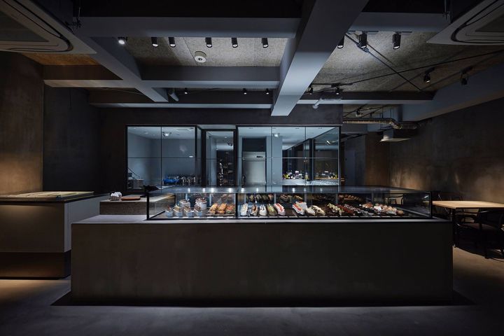 店内すべてがショーケースのようにキラキラとしている