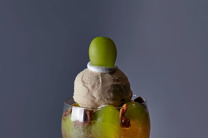 パフェの上部には、美しいシャインマスカットをふんだんにトッピング