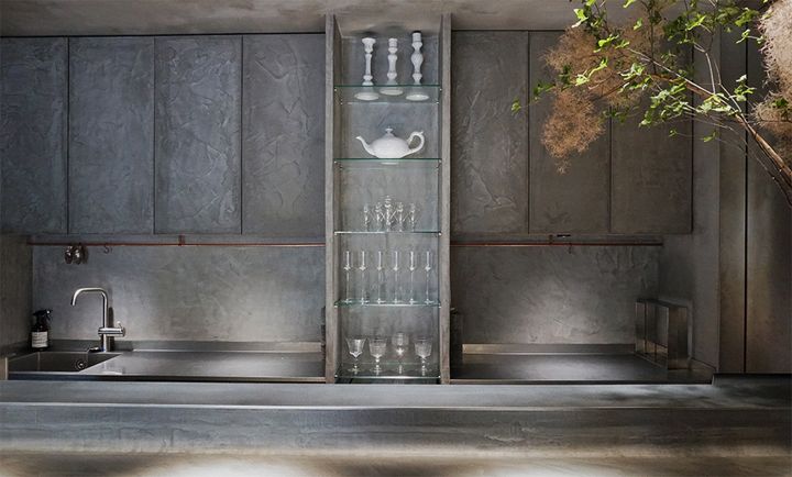 主役のケーキを目立たせるため、店内はグレーで統一