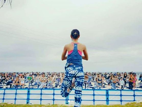 イベントにてヨガを披露する三和由香利さん