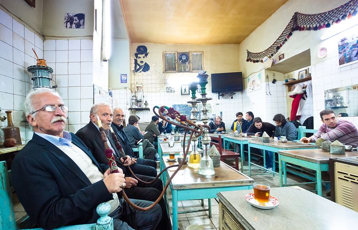 水タバコを嗜むおじいさんたち