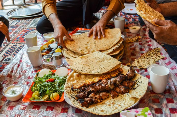 主食はナン。食感や厚さなど、種類は様々