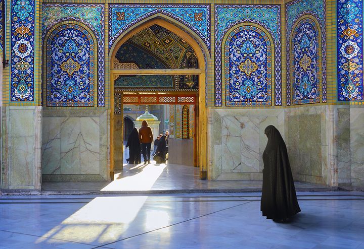 マシュハドでは、黒いチャドルといった布をまとって歩く女性を見かけます