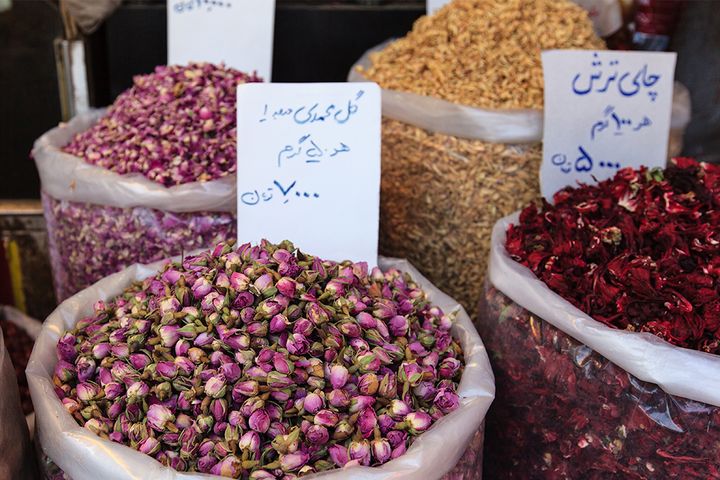 乾燥させたバラは料理のトッピングとしても活用