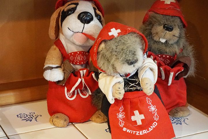 スイスの民族衣装を身にまとったぬいぐるみ