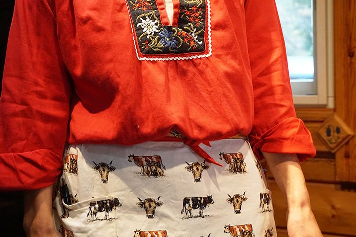 牛柄のエプロンや民族衣装もとってもフォトジェニック