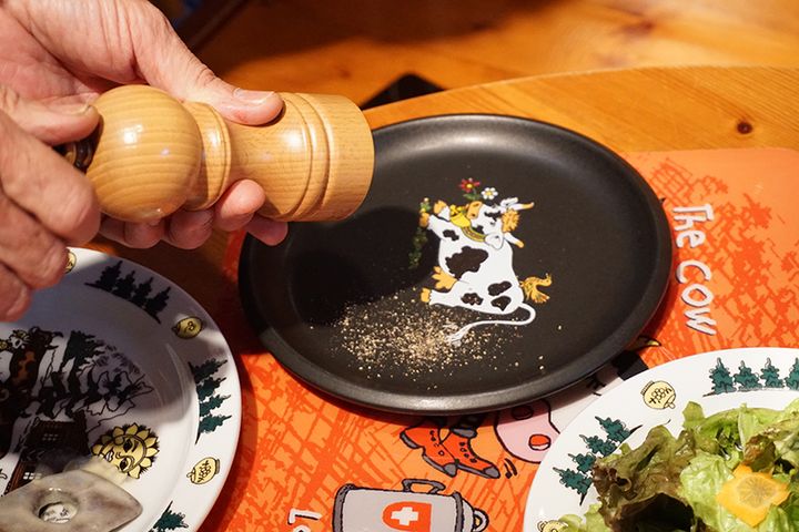 日本のフォンデュとは違い、スパイスや辛口ワインが効いたパンチのある味わい