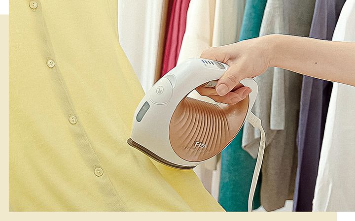 シャツの襟や袖など、細かくしっかりつけたいところにはアイロンでプレス。