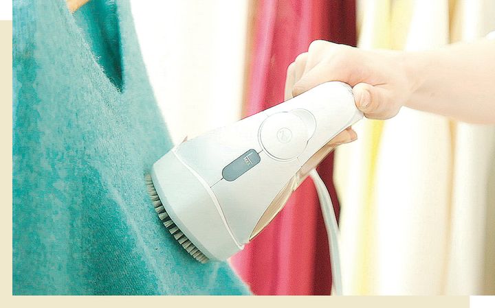 ニットには、ブラシアタッチメントをつけて、毛を起こしながらスチームをあてることで、ふっくらした仕上がりに。