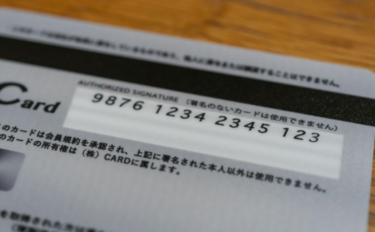 知らないと危険！クレカ裏面の署名、しないとどうなる?! TRILL【トリル】