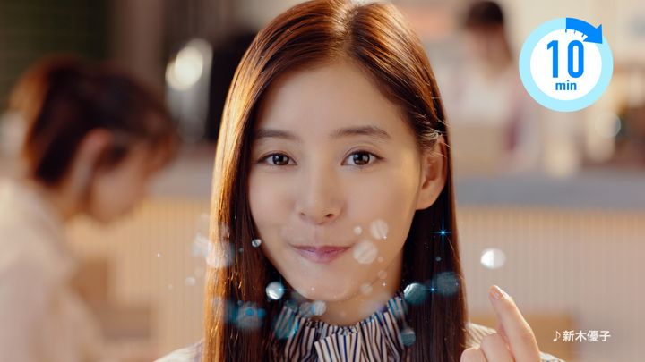 「フリスク」の新テレビCMに出演している新木優子さん