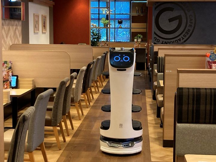 「ガスト」などで稼働する配膳ロボット（すかいらーくホールディングス提供）
