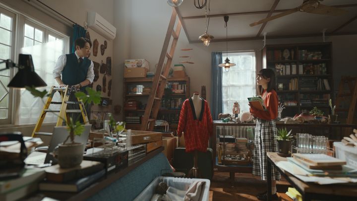 「日向坂46」の小坂菜緒さんと阿部サダヲさんが出演する関西電力の新テレビCMのワンシーン