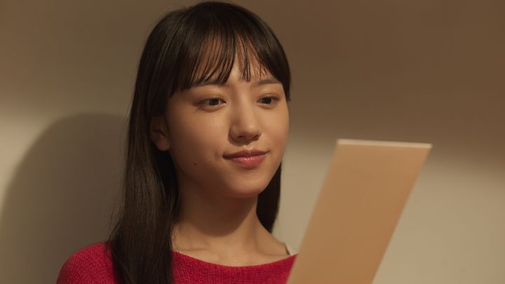 清原果耶さんが出演する日本生命保険の新テレビCMのワンシーン