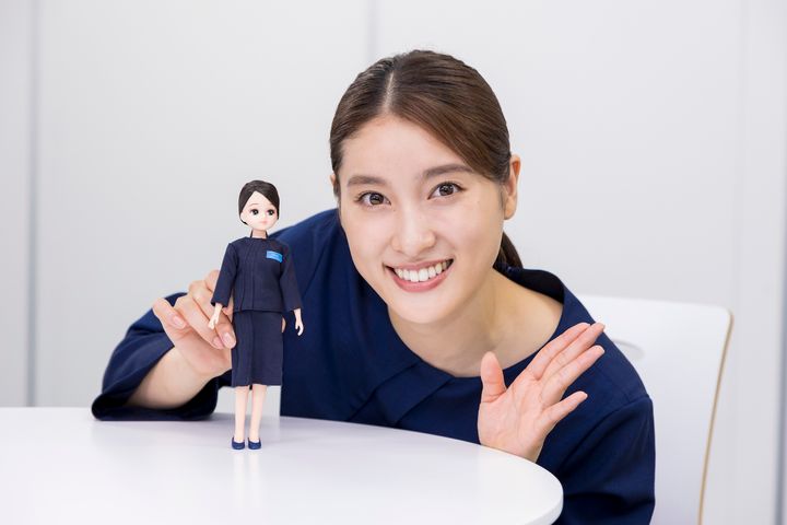 土屋太鳳さんとリカちゃんがおそろいの制服で対面