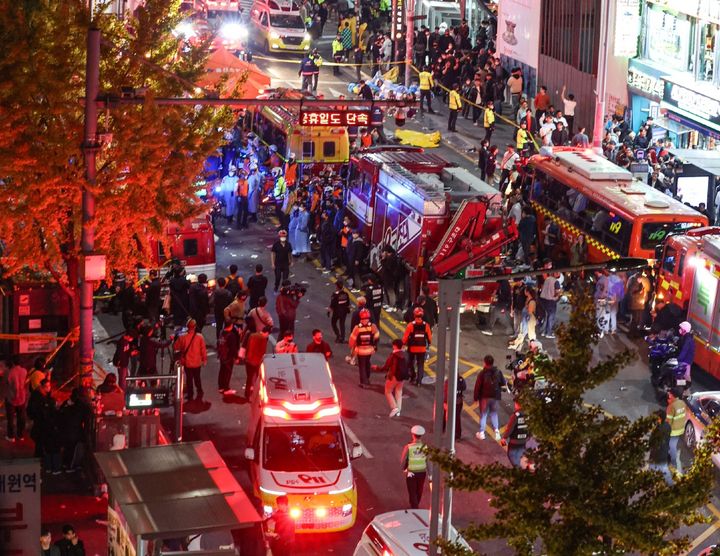 騒然とする梨泰院（2022年10月、EPA＝時事）