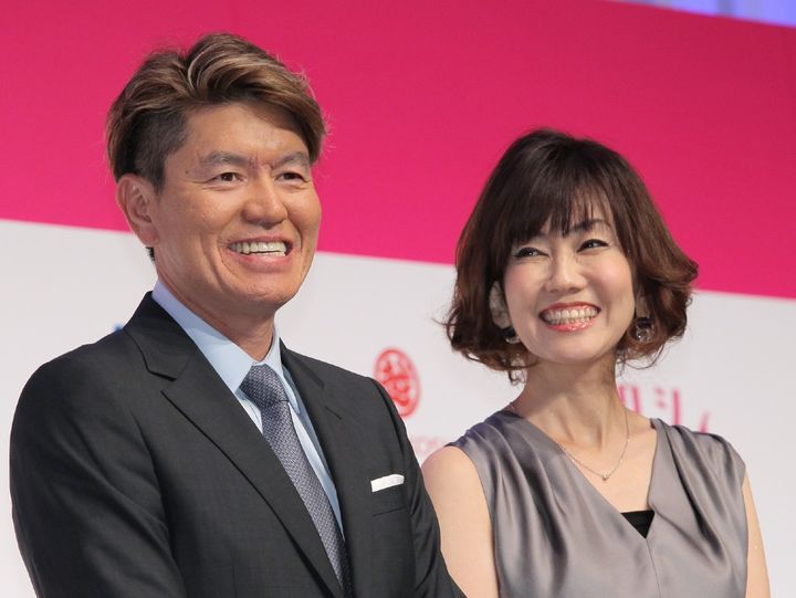 ヒロミさん、松本伊代さん夫妻（2015年7月、時事）