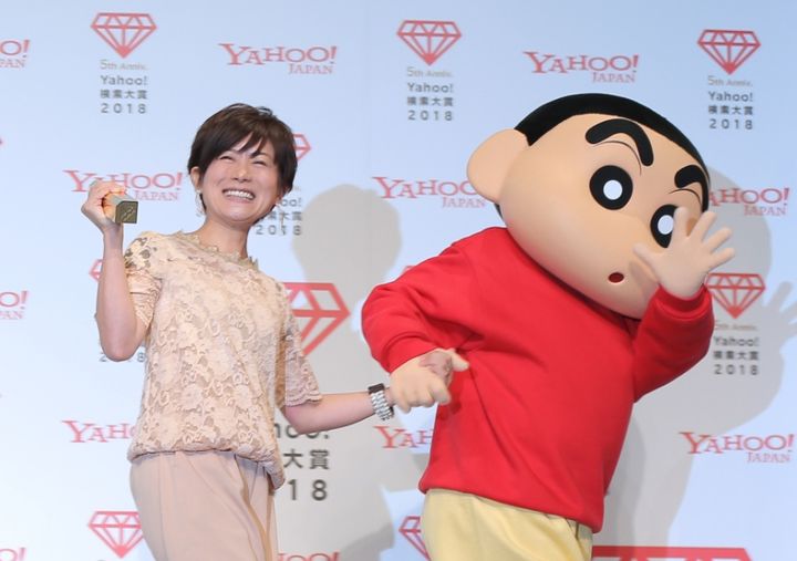  アニメ「クレヨンしんちゃん」の野原しんのすけと、その声を務める小林由美子さん（2018年12月、時事）