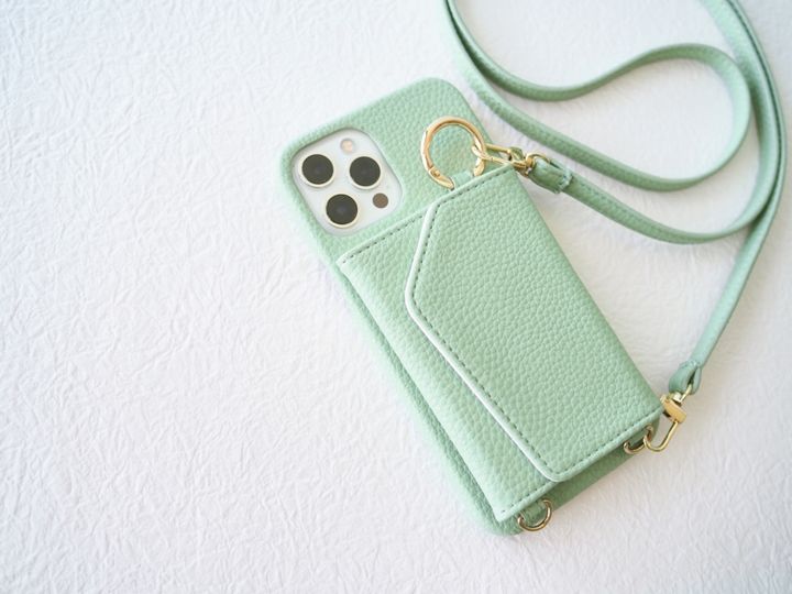 女性を中心にファッションアイテムとしても人気「スマホショルダー」