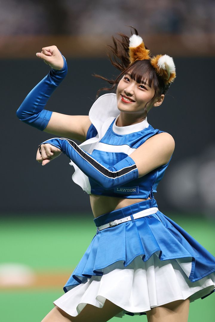 「ファイターガール」のきつねダンス（2022年6月、時事フォト）