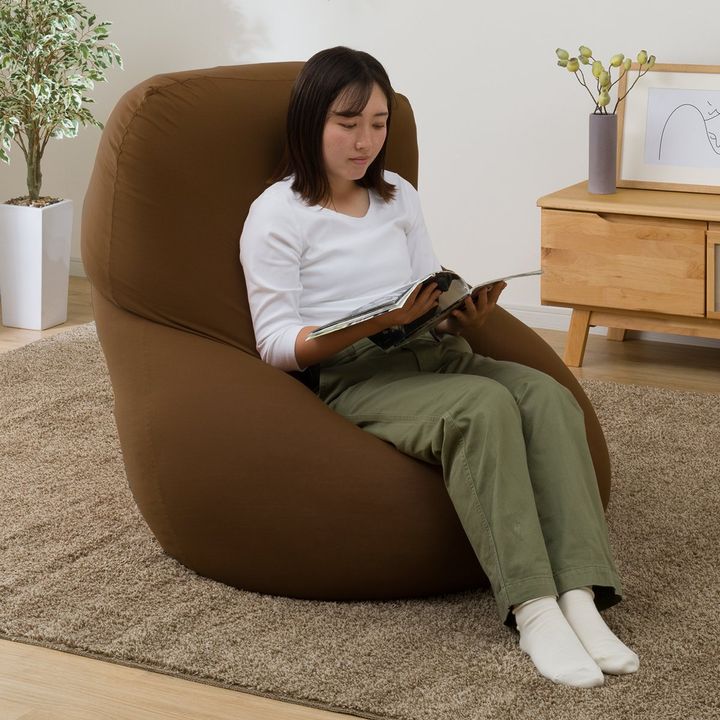 ニトリの公式通販サイト「ニトリネット」のみで販売する「ビーズクッションBS215 角丸（メガ ブラウン）」（ニトリホールディングス提供）