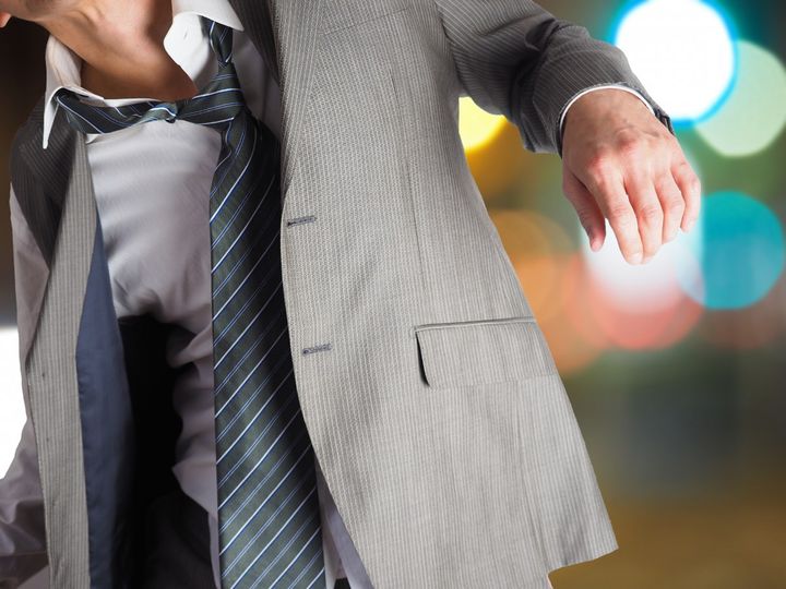 泥酔して路上や公共施設を汚したら、どうなる？