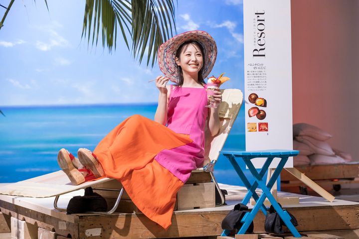 浜辺美波さんが出演するウェブ動画の雑誌ふうカット