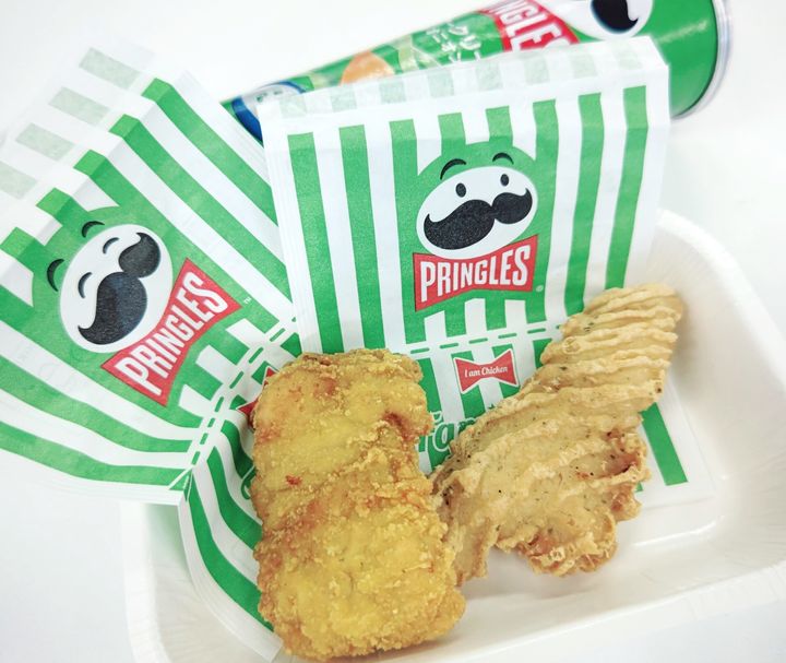 「ファミチキ サワークリーム＆オニオン味」（左）と「クリスピーチキン サワークリーム＆オニオン味」