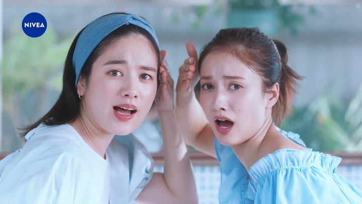 ニベア花王の新ウェブCMに出演する谷まりあさん（右）と筧美和子さん