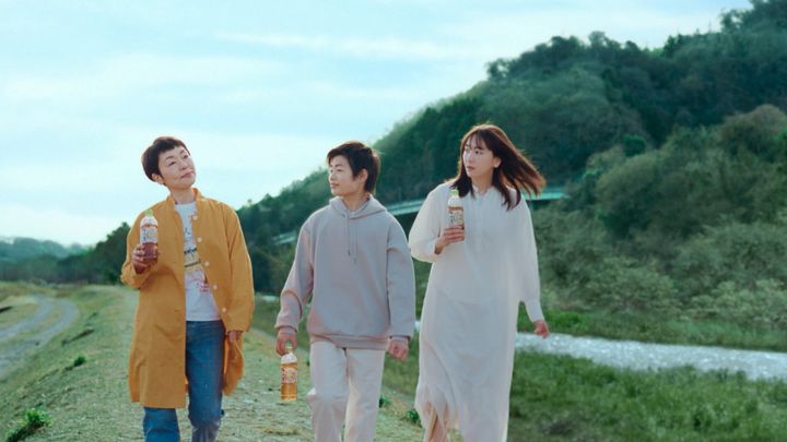 「アサヒ 十六茶」新CMに出演する（左から）小林聡美さん、斎藤汰鷹さん、新垣結衣さん
