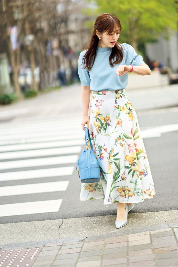 ブルートップスの正解の着こなしを教えて？花柄スカートで甘すぎない 