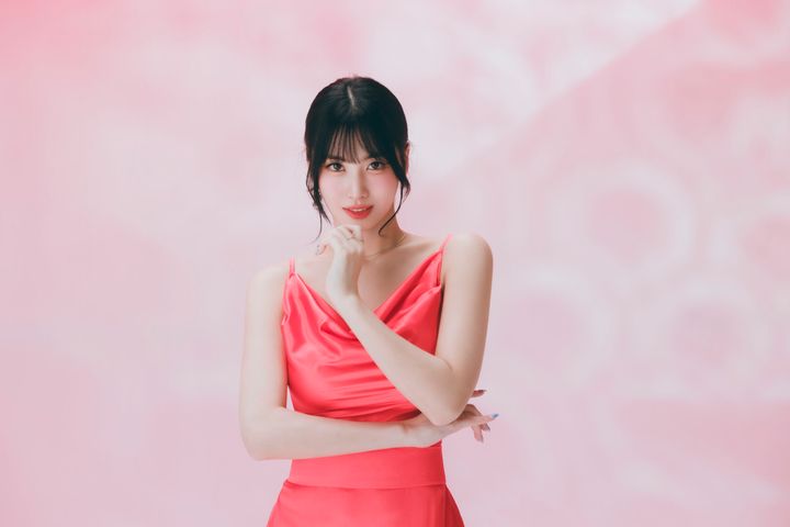 「SmartNews」ウェブ限定CMに出演する「TWICE」のMOMOさん