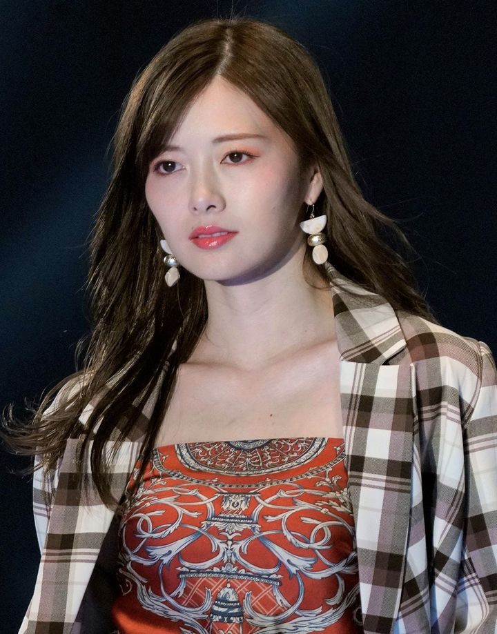 白石麻衣さん（2020年2月、時事）