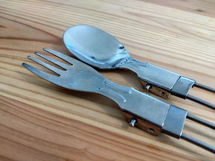 「折りたたみスプーン」（右）と「折りたたみフォーク」