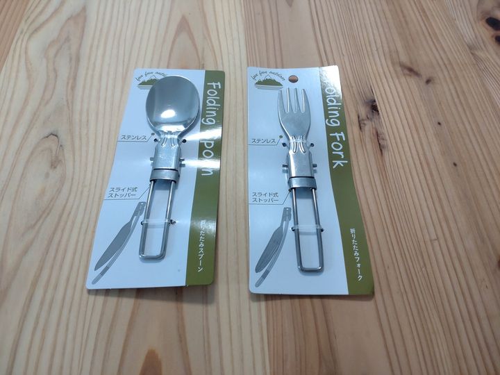 「折りたたみスプーン」（左）と「折りたたみフォーク」